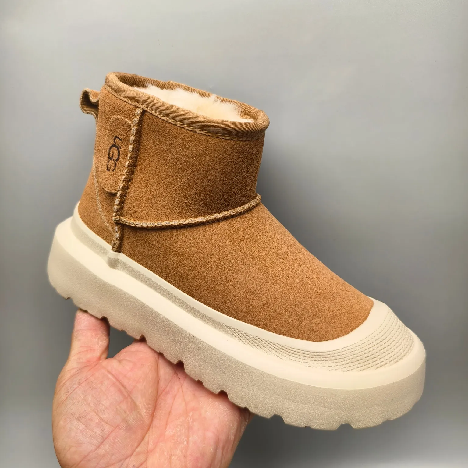 💰560 UGG sheepskin all-in-one snow boots 8354 classic waterproof rubber sole color: white maroon matching size: 35-40